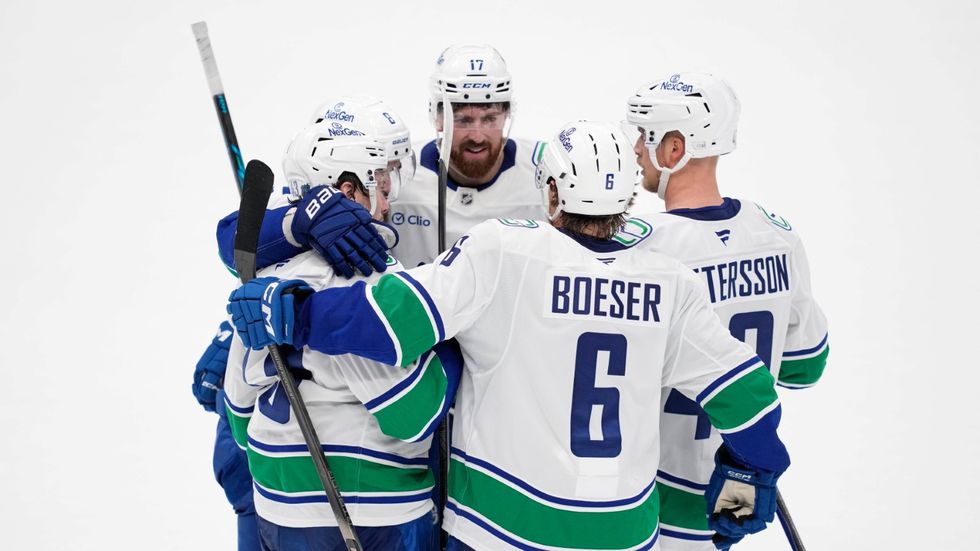 Filip Hronek se raduje se spoluhráči