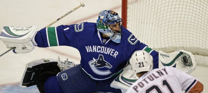 Roberto Luongo z Vancouveru při jednom ze svých zákroků.