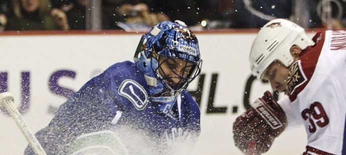 Gólman Vancouveru Roberto Luongo likviduje šanci Gartha Murrayho z Phonixu.