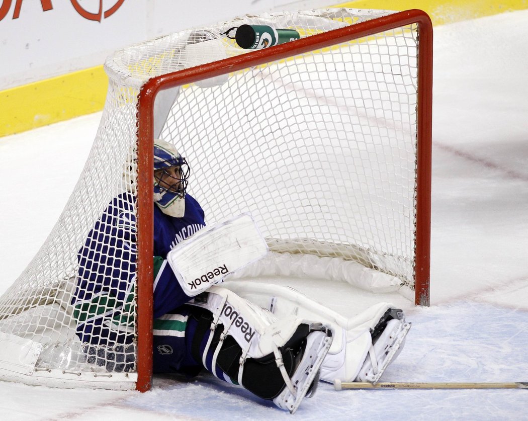 Roberto Luongo vysedává v bráně po srážce s jedním z hráčů St.Louis.