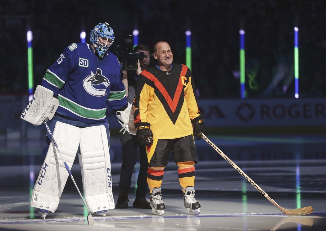 Vedle Jakoba Markströma se na ledě při prvním domácím zápase Vancouveru objevil legendární Stan Smyl