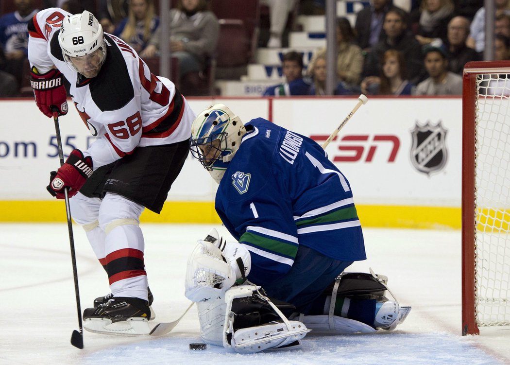 Jágr v souboji s Robertem Luongem, brankářem Vancouveru Canucks