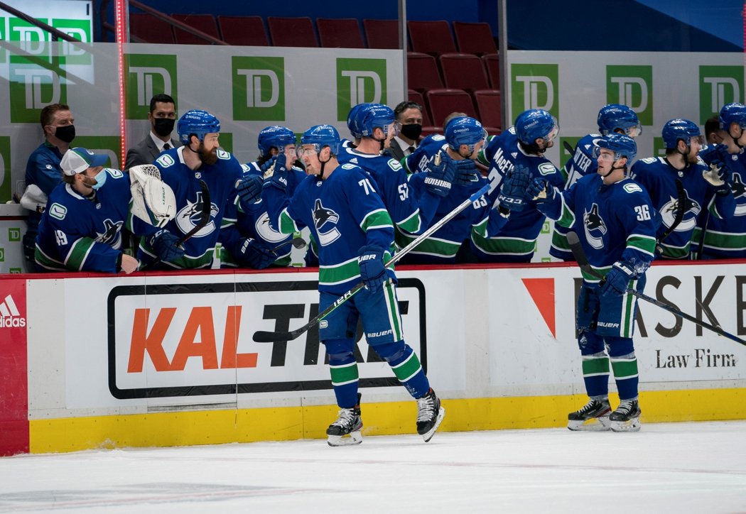 Utkání hokejové NHL mezi Vancouverem a Ottawou, v němž domácí zvítězili vysoko 7:1