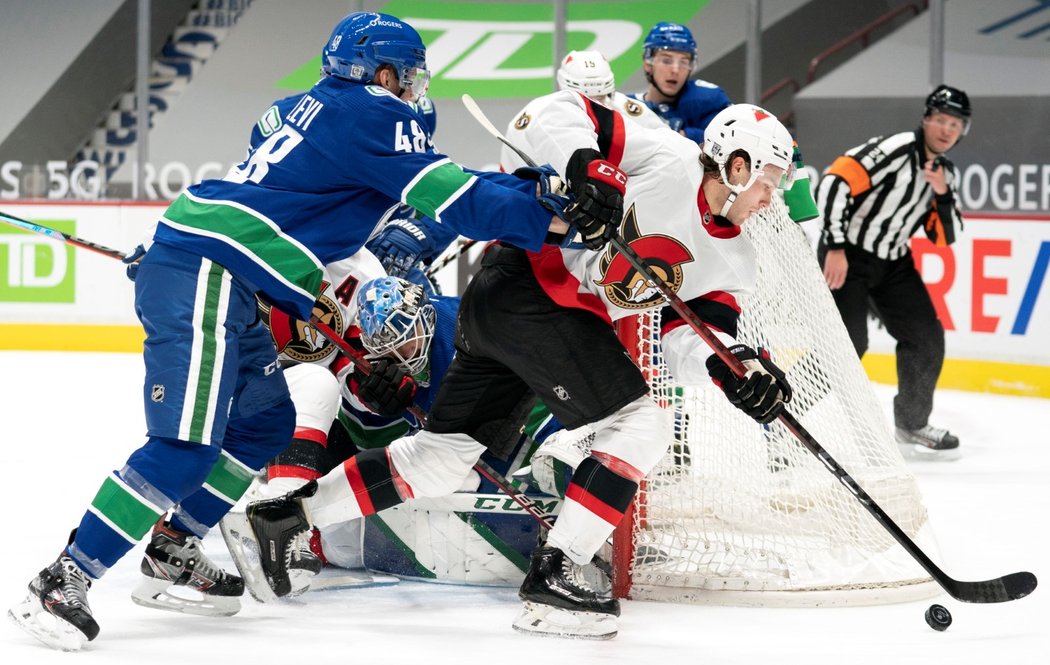 Utkání hokejové NHL mezi Vancouverem a Ottawou, v němž domácí zvítězili vysoko 7:1