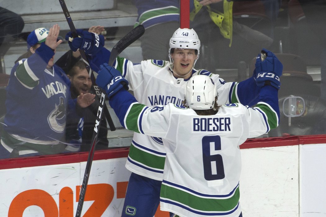 Elias Pettersson zvládl proti Ottawě první hattrick v NHL