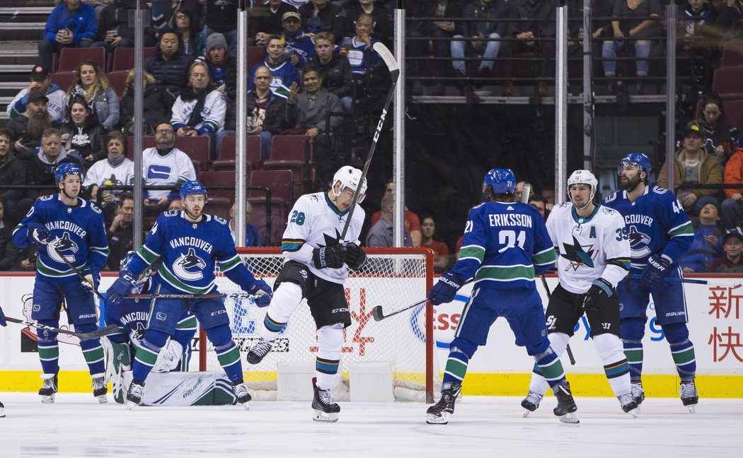 Timo Meier se raduje z dalšího puku v síti Vancouveru.