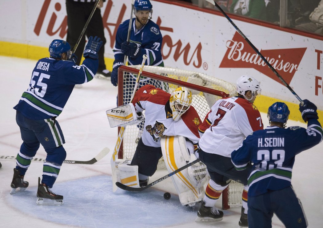 Roberto Luongo nakonec od svých bývalých spoluhráčů inkasoval třikrát