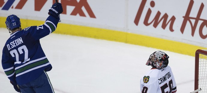 Daniel Sedin si proti Chicagu připsal 900. bod v NHL