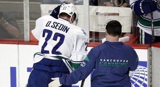 VIDEO: Sedin trefil soupeře loktem, ten mu to vrátil a Švéd nedohrál