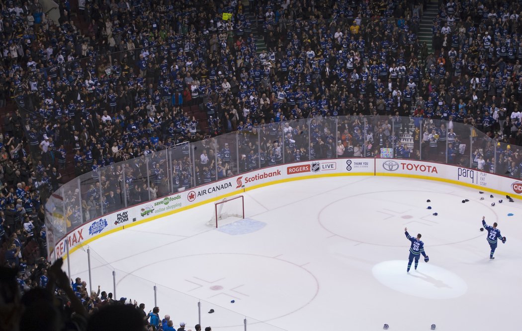 Daniel a Henrik Sedinové se v posledním domácím zápase loučí s kariérou v NHL