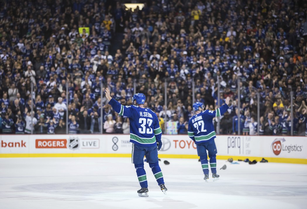 Daniel a Henrik Sedinové se v posledním domácím zápase loučí s kariérou v NHL