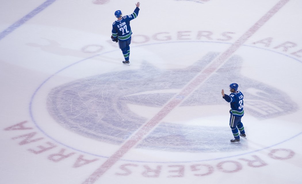 Daniel a Henrik Sedinové se v posledním domácím zápase loučí s kariérou v NHL