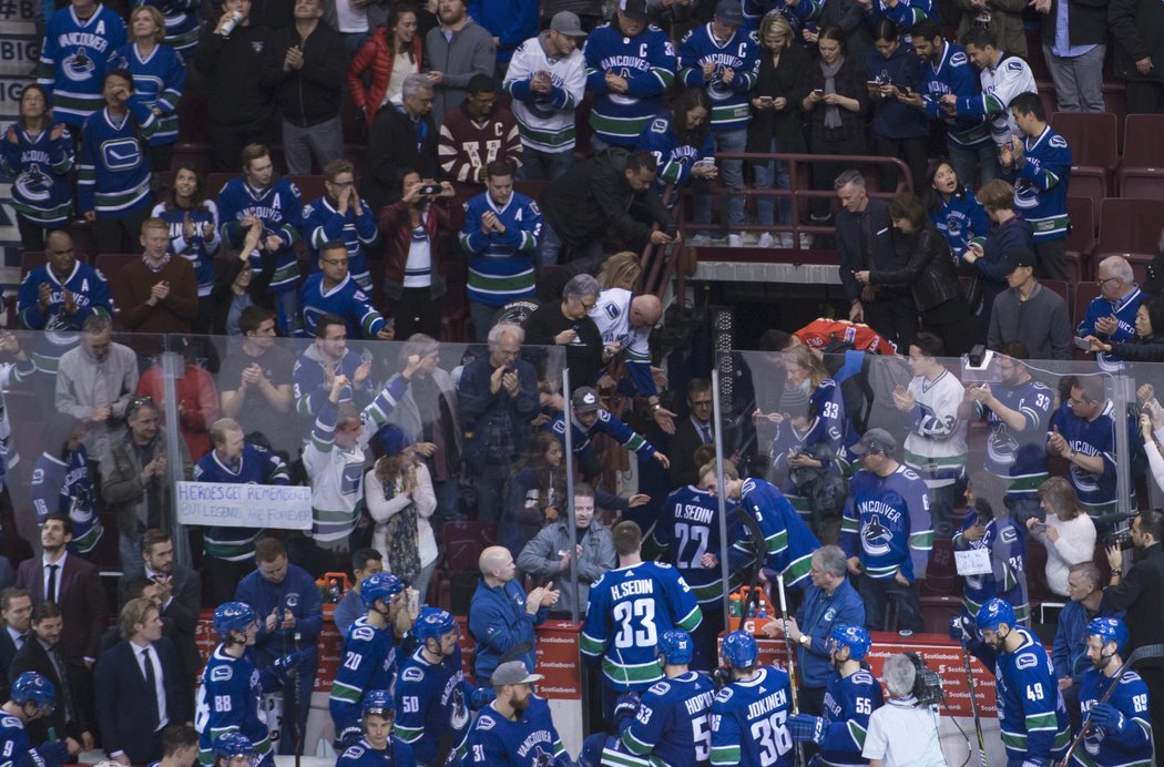 Daniel a Henrik Sedinové se v posledním domácím zápase loučí s kariérou v NHL