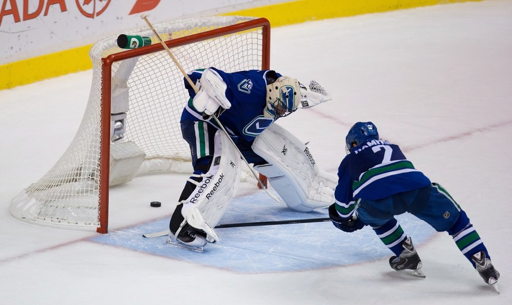 Zvláštní vlastní gól, který si Vancouver vstřelil za éry Roberta Luonga v utkání s Montrealem (2013)