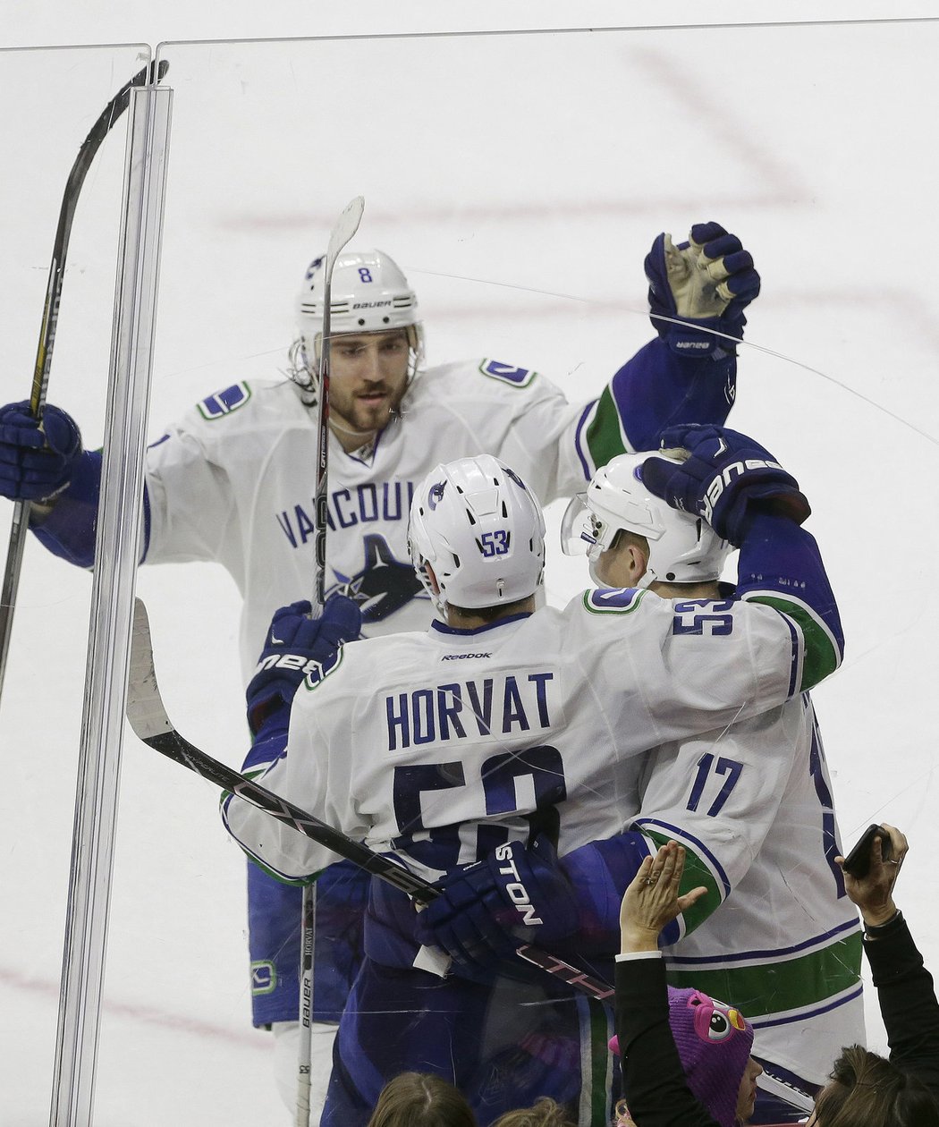 Radim Vrbata přihrál v pátečním utkání NHL na vítězný gól Vancouveru, který porazil Carolinu na jejím ledě 3:2 v prodloužení