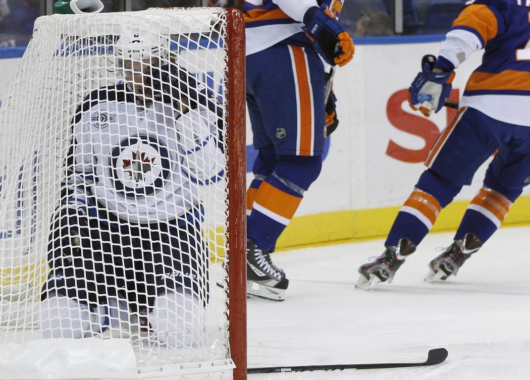 Winnipeg proti Islanders skoŕoval třikrát, v bráně jednou skončil i Alexander Burmistrov.