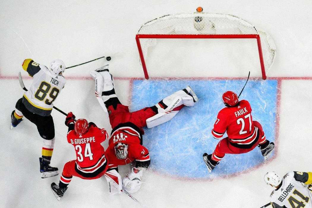 Cam Ward v brance Caroliny se mohl přetrhnout