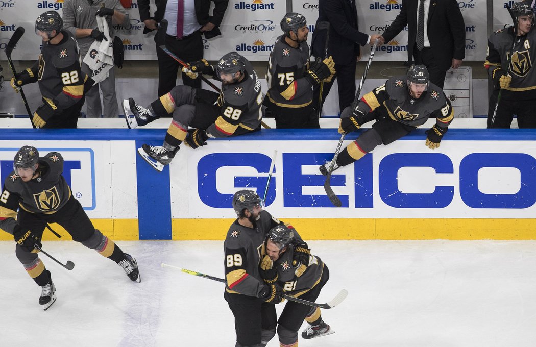 Po vítězství 4:3 z noci z úterý na středu můžou Golden Knigts vyhlížet soupeře pro druhé kolo. Play off tak končí pro Dominika Kubalíka a Davida Kämpfa. Potřetí v kariéře si naopak zahraje druhé kolo Tomáš Nosek.