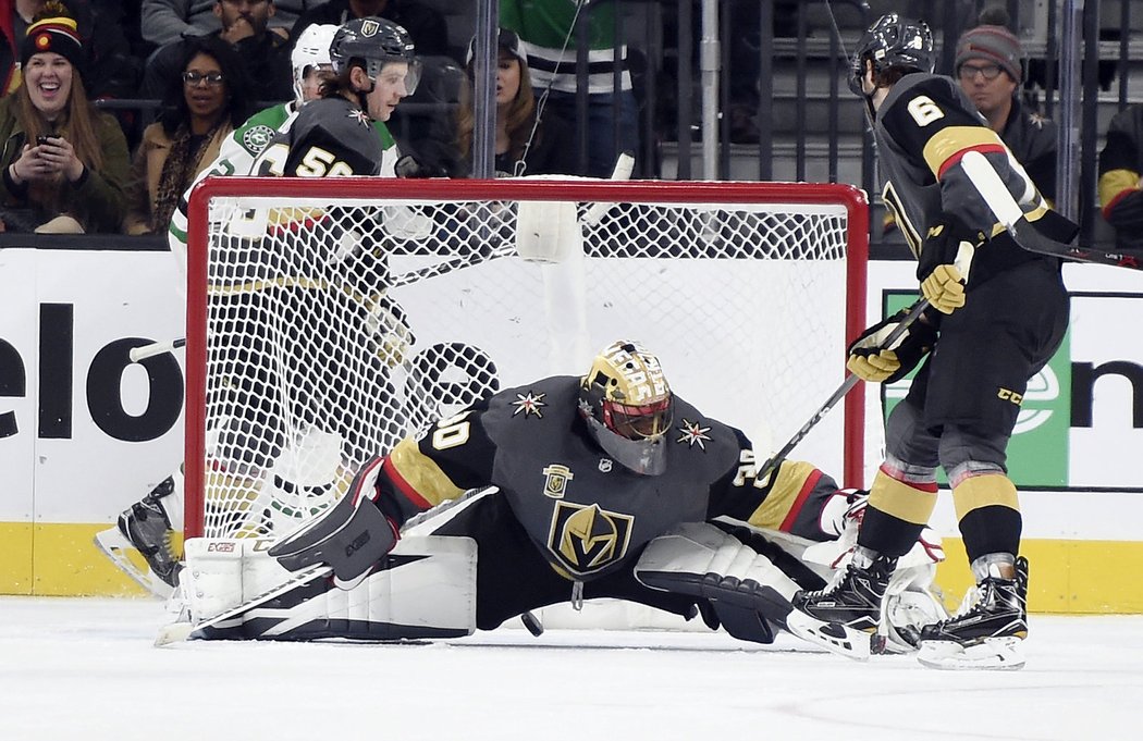 Brankář Vegas Malcolm Subban se v rozkleku snaží zabránit puku v cestě do branky