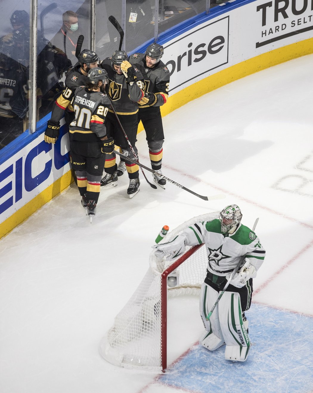 Tomáš Nosek pomohl Vegas v semifinále NHL svým druhým gólem v letošním play off k výhře 3:0 nad Dallasem a byl vyhlášen třetí hvězdou zápasu, po kterém je série vyrovnaná 1:1.