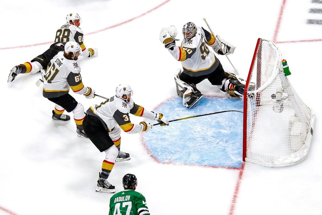 Zblízka vyrovnal bekhendem Joe Pavelski, který se v letošním play off trefil už podeváté. Gól vstřelil i s přispěním teče blokujícího Natea Schmidta, od jehož hokejky se puk nečekaně vznesl do vzduchu nad lapačku Robina Lehnera. 