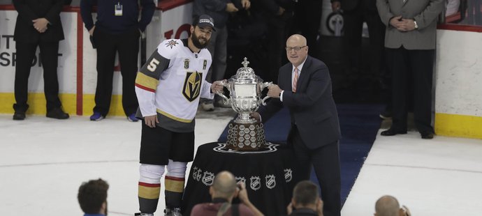 Lídr mužstva Deryk Engelland přebírá cenu pro vítěze Západní konference, nebál se trofeje i přes pověry dotknout