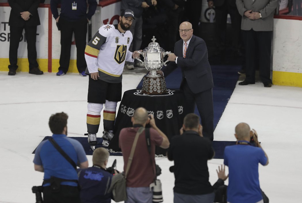 Lídr mužstva Deryk Engelland přebírá cenu pro vítěze Západní konference, nebál se trofeje i přes pověry dotknout