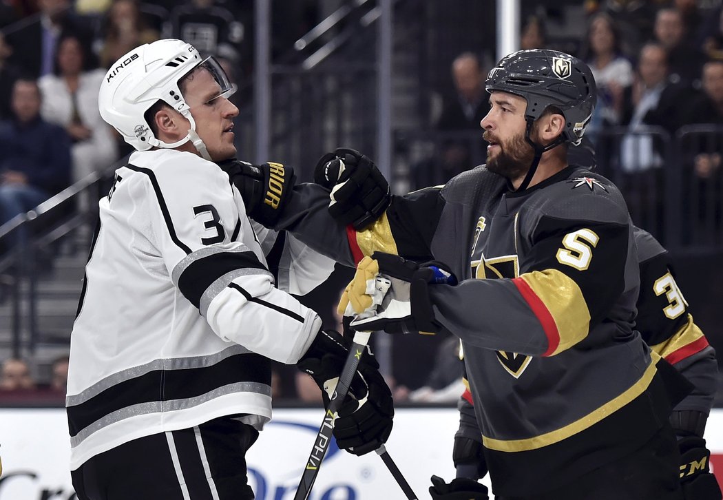 Dva drsňáci Dion Phaneuf a Deryk Engelland během pošťuchované