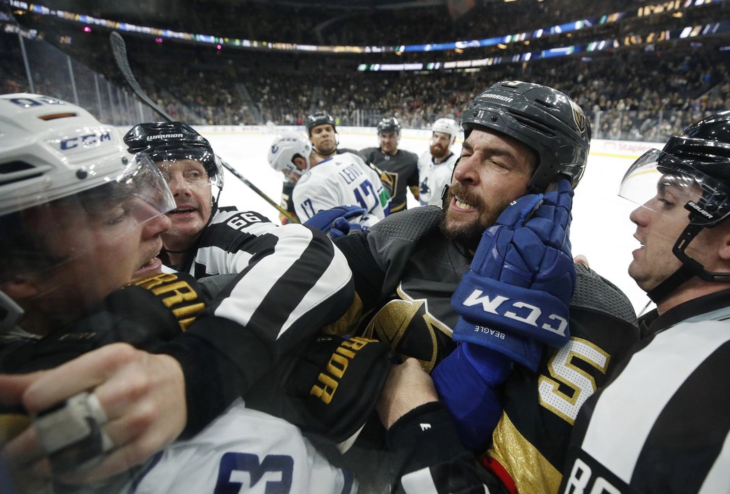 S Derykem Engellandem si raději ve Vegas nikdo nezahrává, Jay Beagle z Vancouveru toho málem litoval