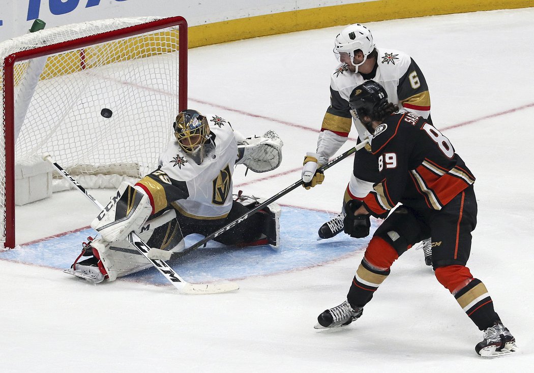 Marc-Andre Fleury naskočil poprvé v barvách Vegas a inkasoval také tento gól od Scotta Sabourina