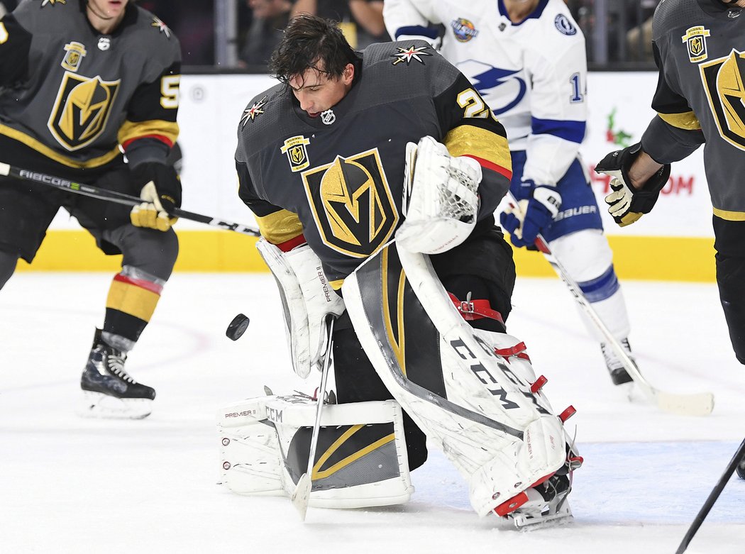 Marc-Andre Fleury zvládl tenhle zákrok i bez helmy