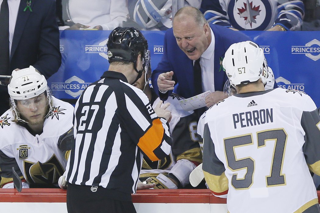 Gerard Gallant probírá s rozhodčím jeden z odpískaných zákroků