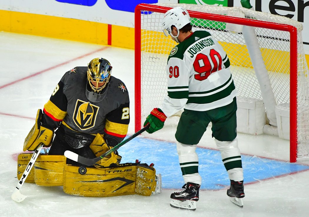 Brankář Vegas Marc-André Fleury v zápase s Minnesotou v prvním kole play off