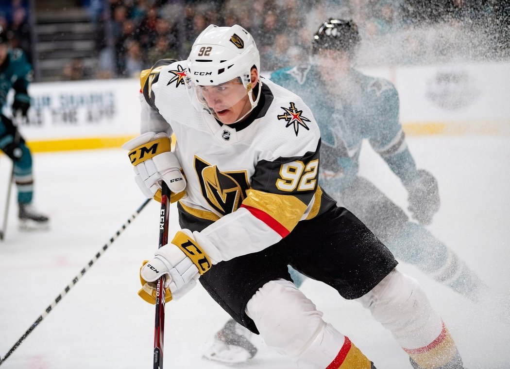 Tomáš Nosek z Vegas měl pozitivní test na covid-19. Jako první hokejista v této sezoně NHL byl z tohoto důvodu stažen ze hry v průběhu zápasu.