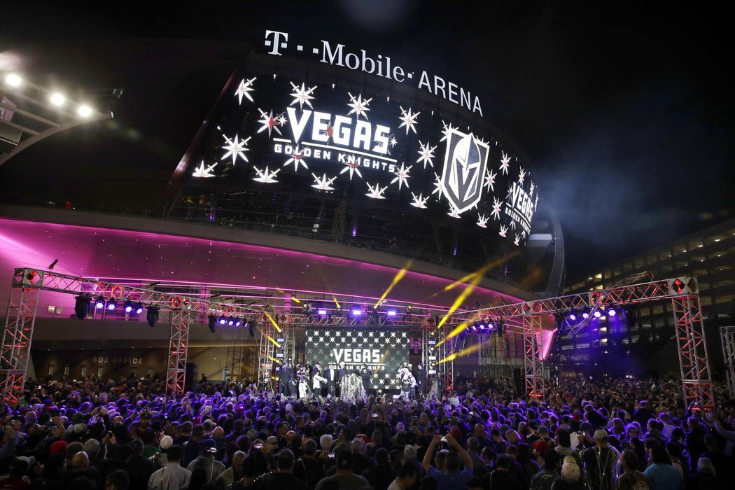 Název 31. klubu ligy a jeho logo odhalil v úterý na prostranství Toshinba Plaza před domácím stánkem T-Mobile Arenou v Las Vegas majitel týmu Bill Foley a komisionář NHL Gary Bettman.