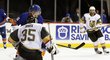 Oscar Dansk zasahuje proti střele v zápase s New York Islanders, ve kterém se zranil