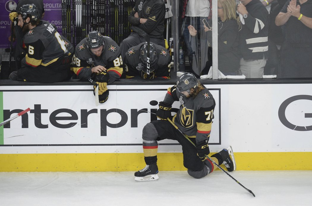 William Karlsson a smutek střídačky Golden Knights