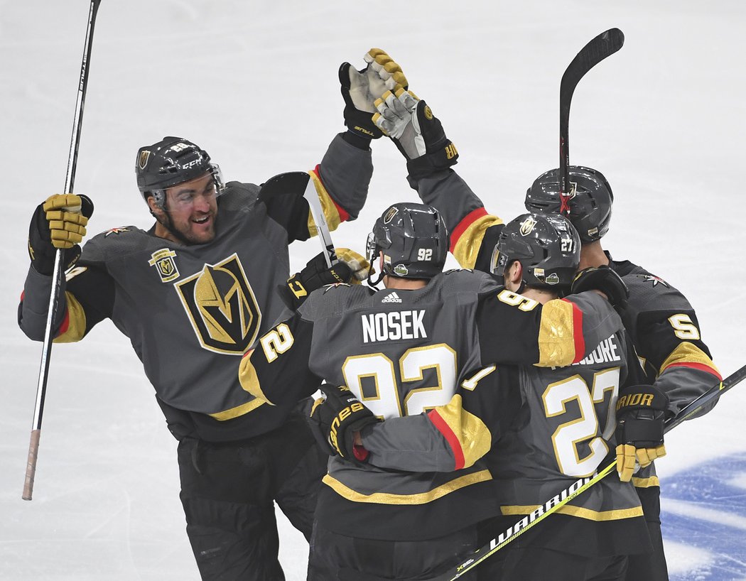 Tomáš Nosek se v úvodním zápase prvního kola play off NHL podílel přihrávkou na vítězné brance hokejistů Vegas, kteří zdolali Los Angeles 1:0.