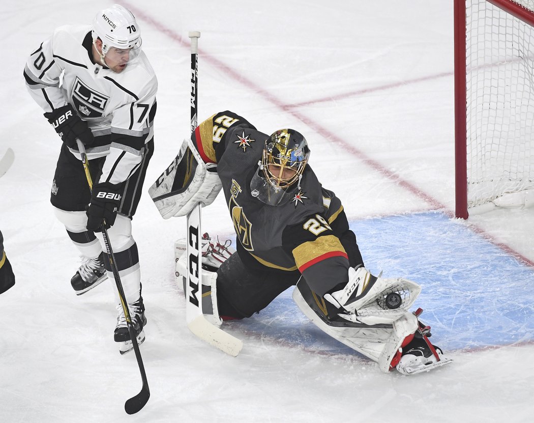 Gólman Vegas Marc-André Fleury zneškodnil 30 střel, vychytal 11. čisté konto v bojích o Stanley Cup a dočkal se ocenění pro první hvězdu utkání.