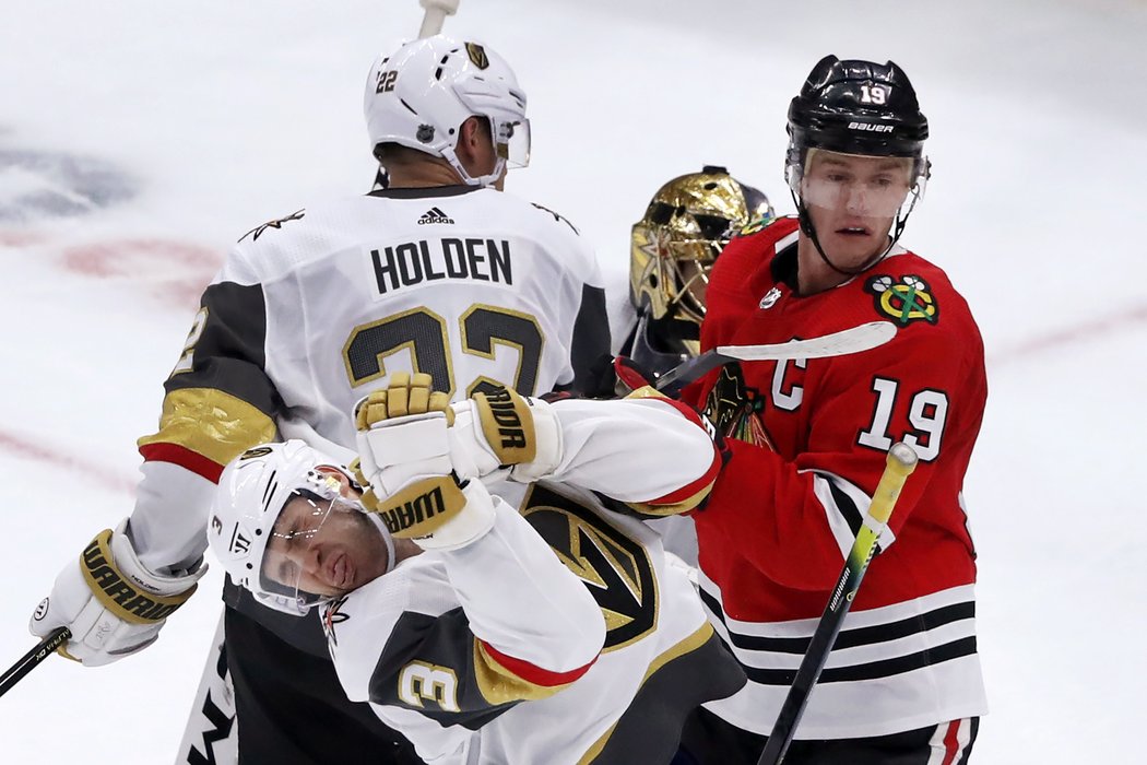 Jonathan Toews vyhrál přetlačovanou s obráncem Braydenem McNabbem z Vegas