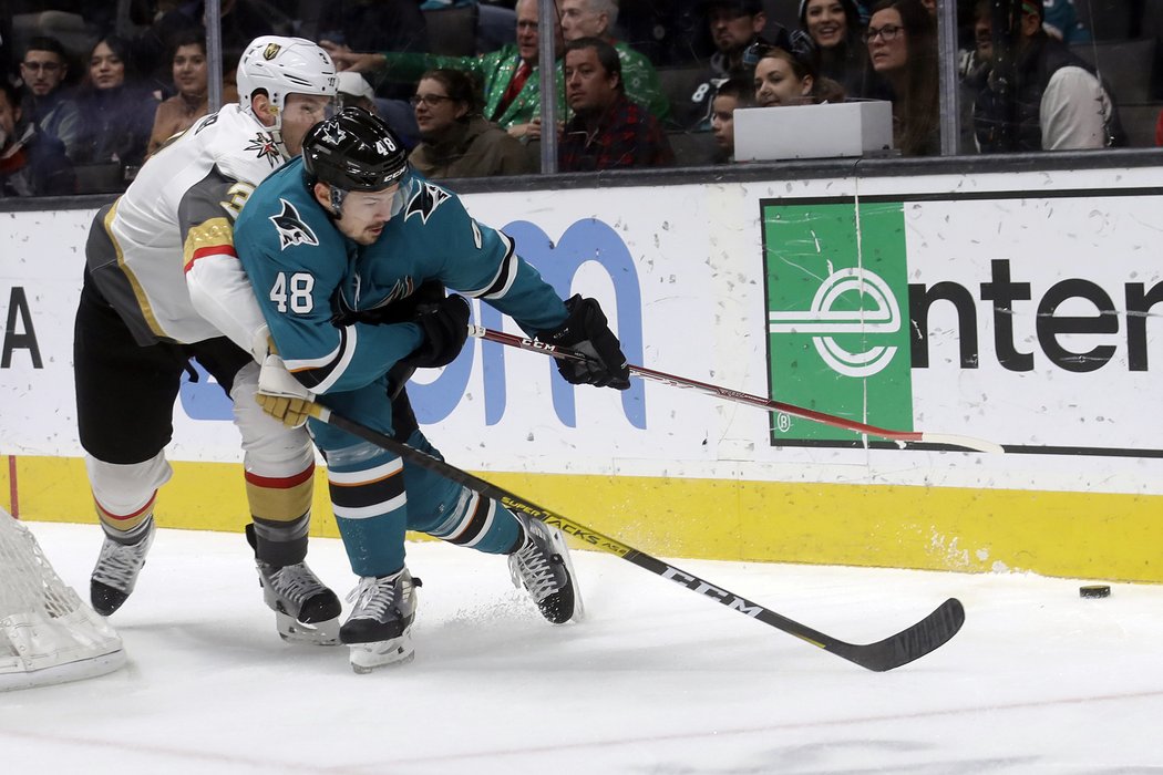 Tomáš Hertl má na zádech nalepeného obránce Braydena McNabba z Vegas