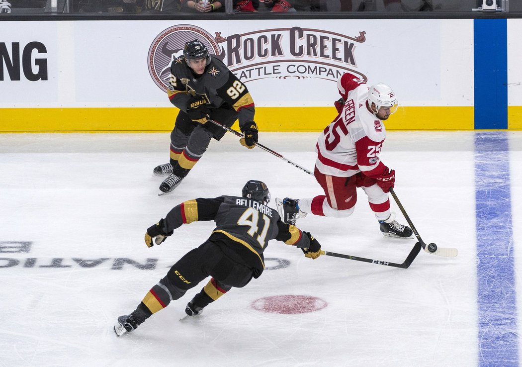 Obránce Mike Green se prosmýkl dvojici Tomáš Nosek - Pierre-Edouard Bellemare