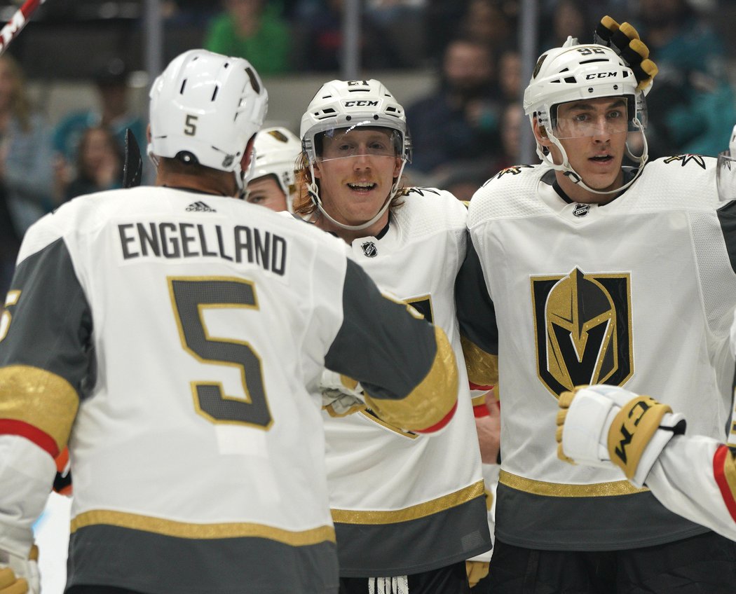 Cody Eakin proti Sharks skóroval, gratulovat přijel i Tomáš Nosek (vpravo)