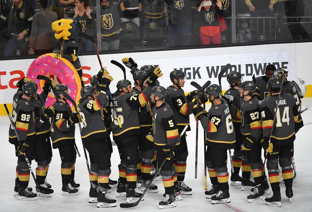 Vegas Golden Knights vyhráli po pěti prohrách, slaví i Tomáš Nosek (úplně vlevo)