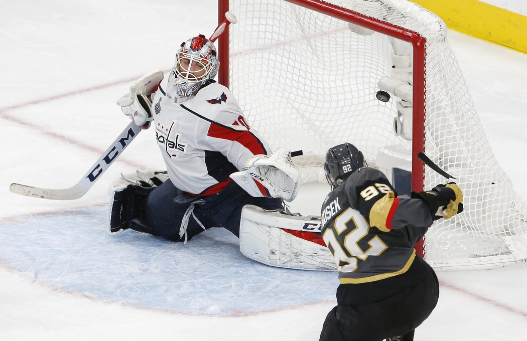 Braden Holtby se nestihl přesunout a Tomáš Nosek zvýšil na 5:4