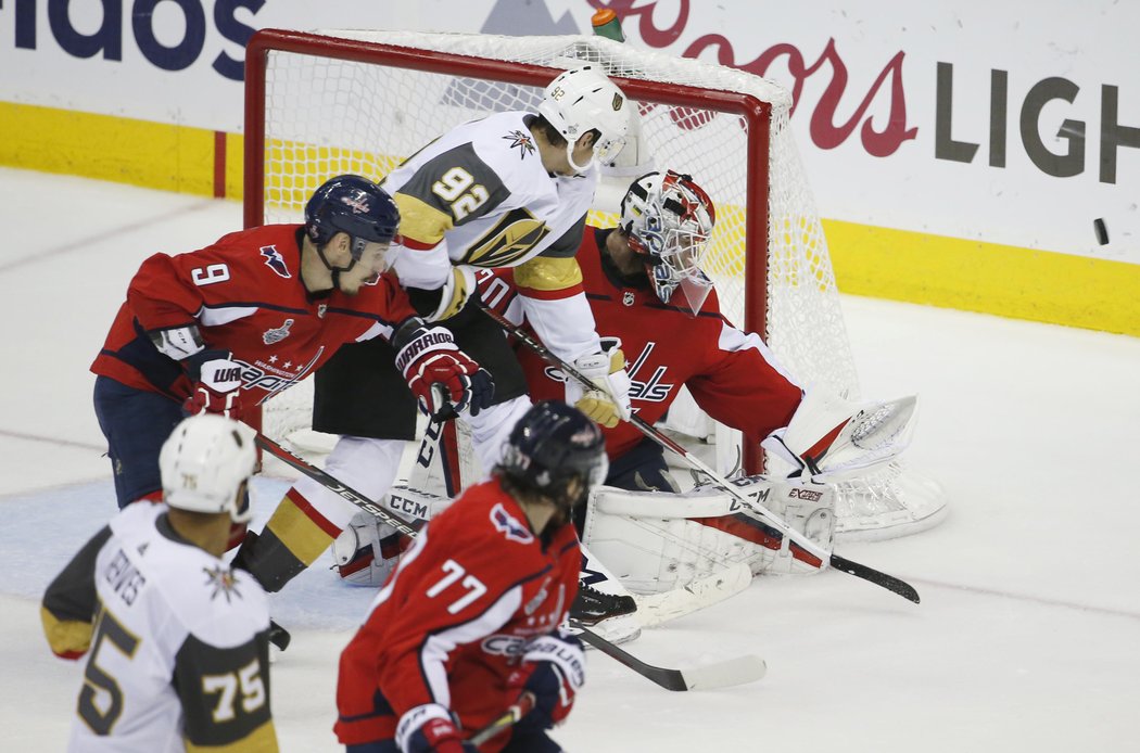 Braden Holtby vyráží puk, Tomáš Nosek se k němu už nedostal