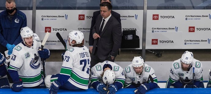 Zklamaní hráči Vancouveru Canucks po prohře v sedmém utkání proti Vegas.