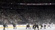 Druhé finále Stanley Cupu sledovala natřískaná T-Mobile Arena ve Vegas, kde se tísnilo 18.702 fanoušků