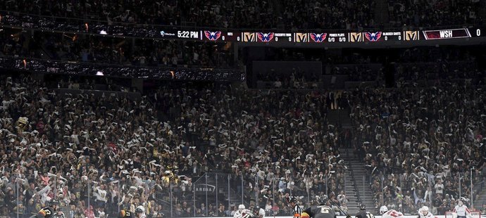 Druhé finále Stanley Cupu sledovala natřískaná T-Mobile Arena ve Vegas, kde se tísnilo 18.702 fanoušků