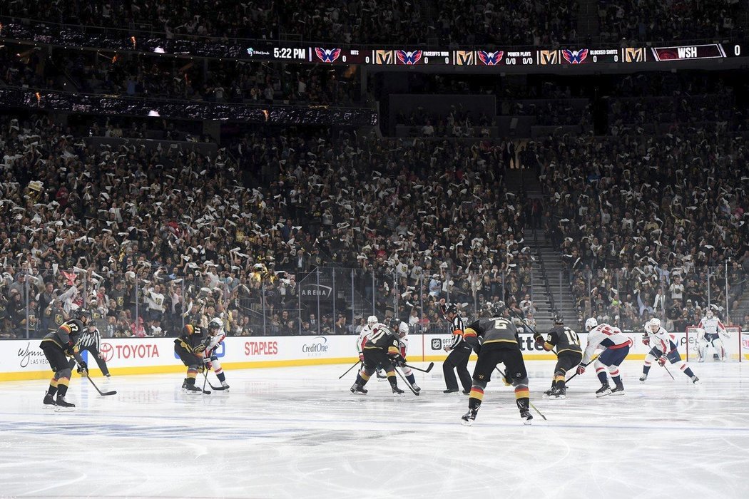 Druhé finále Stanley Cupu sledovala natřískaná T-Mobile Arena ve Vegas, kde se tísnilo 18.702 fanoušků.